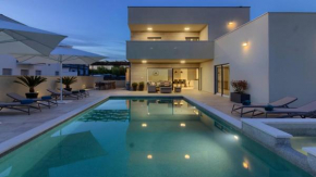 VILLA MAKO, die moderne Luxus-Villa mit Swimmingpool und Whirlpool in ruhiger Vorort-Lage von Pula